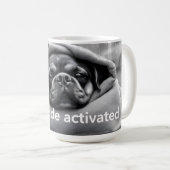Hund im Nap-Modus aktiviert Kaffeetasse (VorderseiteRechts)