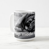 Hund im Nap-Modus aktiviert Kaffeetasse (Vorderseite Links)