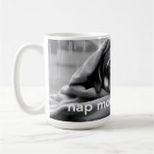 Hund im Nap-Modus aktiviert Kaffeetasse (Links)