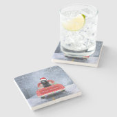 Hund im Schnee, der in Weihnachten sitzt Steinuntersetzer (Seitenansicht)