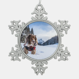 Hund im Schnee Winterlandschaft Schneeflocken Zinn-Ornament