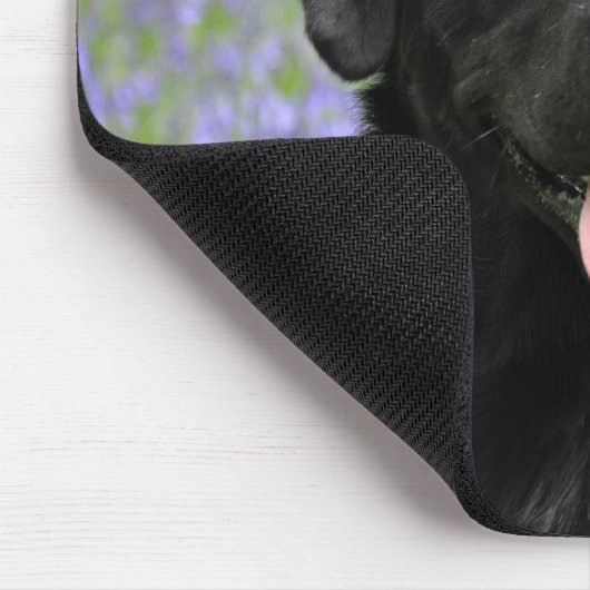 Hund in den Bluebells Mousepad (Ecke)