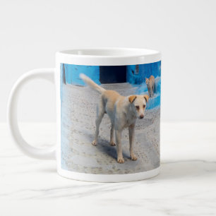 Hund in der blauen Stadt Jumbo-Tasse