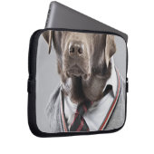 Hund in der Strickjacke und in der Kappe Laptopschutzhülle (Vorne Rechts)