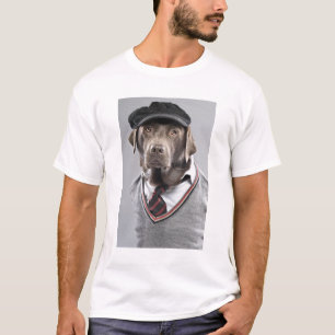 Hund in der Strickjacke und in der Kappe T-Shirt
