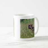 Hund in großem Gras Kaffeetasse (VorderseiteRechts)