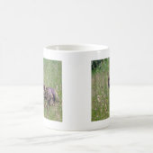 Hund in großem Gras Kaffeetasse (Mittel)