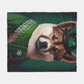 Hund in St. Patrick's Day Dress Fleecedecke (Vorderseite (Horizontal))