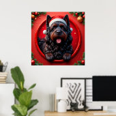 Hund in Weihnachtsmannmütze umgeben von Weihnachte Poster (Heimbüro)