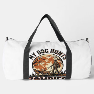 Hund jagt Zombies Vintage Halloween Vektor Design_ Duffle Bag