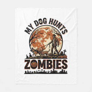 Hund jagt Zombies Vintage Halloween Vektor Design_ Fleecedecke
