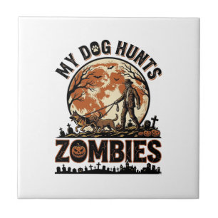 Hund jagt Zombies Vintage Halloween Vektor Design_ Fliese