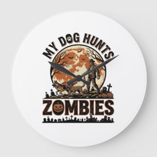 Hund jagt Zombies Vintage Halloween Vektor Design_ Große Wanduhr