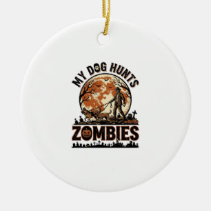 Hund jagt Zombies Vintage Halloween Vektor Design_ Keramik Ornament