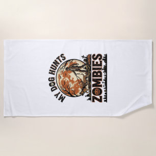Hund jagt Zombies Vintage Halloween Vektor Design_ Strandtuch
