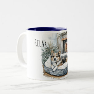 Hund kuschelt sich am Kamin entspannen Zweifarbige Tasse