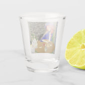 Hund & Lady im Café bei Sonnenuntergang Schnapsglas (Rückseite)