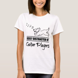 Hund leicht abgelenkt von der Musik der Gitarrensp T-Shirt