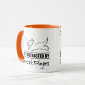 Hund leicht von Strumstick-Spielern abgelenkt Tasse (Vorderseite Links)