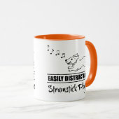 Hund leicht von Strumstick-Spielern abgelenkt Tasse (VorderseiteRechts)