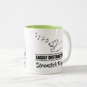 Hund leicht von Strumstick-Spielern abgelenkt Zweifarbige Tasse (VorderseiteRechts)