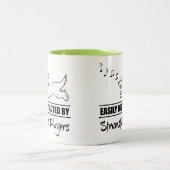 Hund leicht von Strumstick-Spielern abgelenkt Zweifarbige Tasse (Mittel)