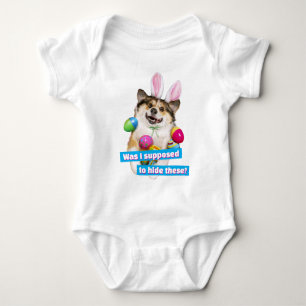 Hund liegt auf Ostereiern Baby Strampler