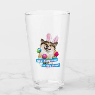 Hund liegt auf Ostereiern Glas