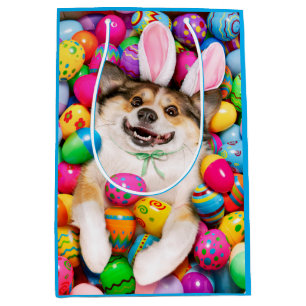 Hund liegt auf Ostereiern Mittlere Geschenktüte