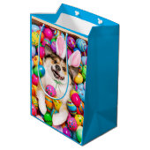 Hund liegt auf Ostereiern Mittlere Geschenktüte (Rückseite Schrägansicht)