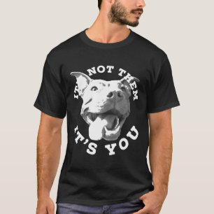 Hund Lover gibt Pitbull Lover, der ihm nicht ein T-Shirt