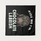 Hund Lover | Kiss Me I'm Chocolate Labrish Wandteppich (Vorderseite (Horizontal))