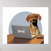 Hund mit Brille am Computer und am Schreibtisch Poster (Vorne)