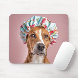Hund mit einer Duschhaube Mousepad