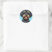 Hund mit einer Kette Runder Aufkleber (Tasche)