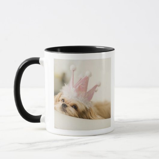 Hund mit einer Krone Tasse (Links)