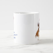 Hund mit großer Weihnachtsmannmütze Jumbo-Tasse (Vorderseite)