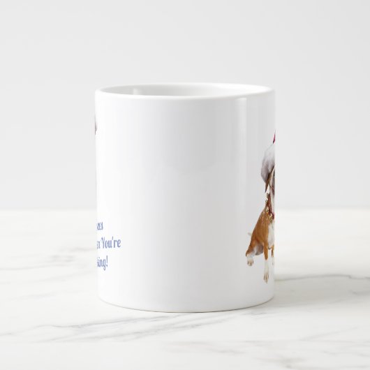 Hund mit großer Weihnachtsmannmütze Jumbo-Tasse (Vorderseite)