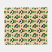 Hund mit Grüner Hut und Kleeblatt St Patrick's Mus Fleecedecke (Vorderseite (Horizontal))