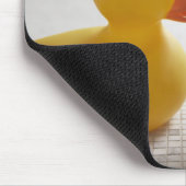 Hund mit Kunststoffente Mousepad (Ecke)