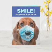 Hund mit lächelnder Maske - die Dinge werden besse Karte (Gelbe Blume)