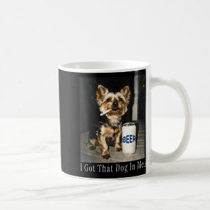 Hund mit lustigem Yorkie, der Zigarette raucht, in Kaffeetasse