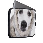 Hund mit Pelzmantel, Studio-Shot Laptopschutzhülle (Vorne Rechts)
