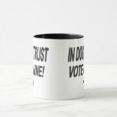 Hund mit schwarzem Text abstimmen Tasse (Zentrum)