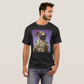 Hund Mops trägt Blumen T-Shirt (Vorne ganz)