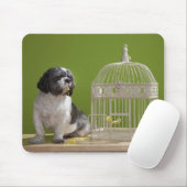 Hund nah zu einem Vogelkäfig Mousepad (Mit Mouse)