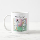 Hund pinkelt auf Schneemann Kaffeetasse (Links)