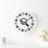 Hund, Puffe finden Große Wanduhr (Zuhause)