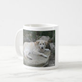 Hund ruht auf einem Felsen Kaffeetasse (Vorderseite Links)