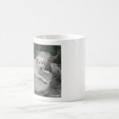 Hund ruht auf einem Felsen Kaffeetasse (Mittel)